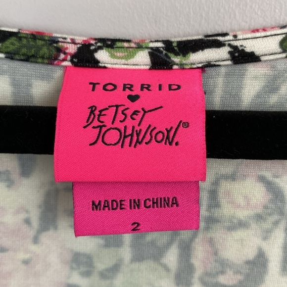 Torrid x Betsy Johnson Lightweight Ponte Snap Front Floral Top size 2X - Picture 4 of 8